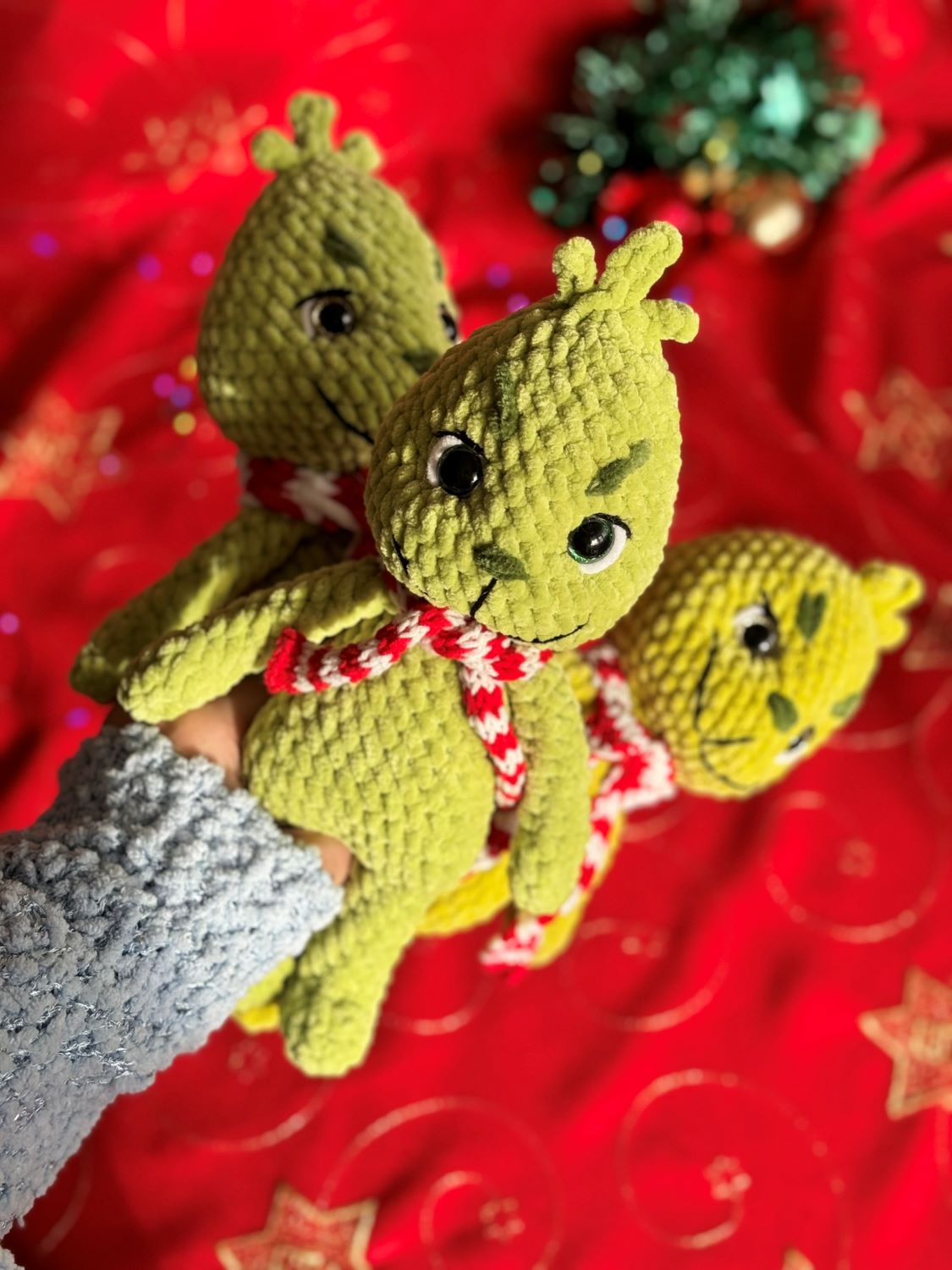 Zielony Grinch w pasiastym szaliku biało-czerwonym_5