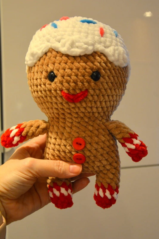 Pluszowy, beżowy piernik z białą polewą_1