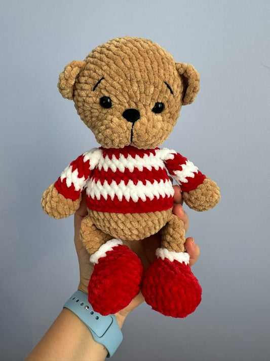 Beżowy miś - chłopiec w sweterku światecznym w biało-czerwone paski_1