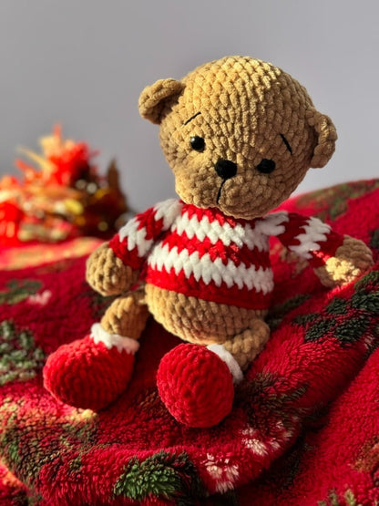 Beżowy miś - chłopiec w sweterku światecznym w biało-czerwone paski_6