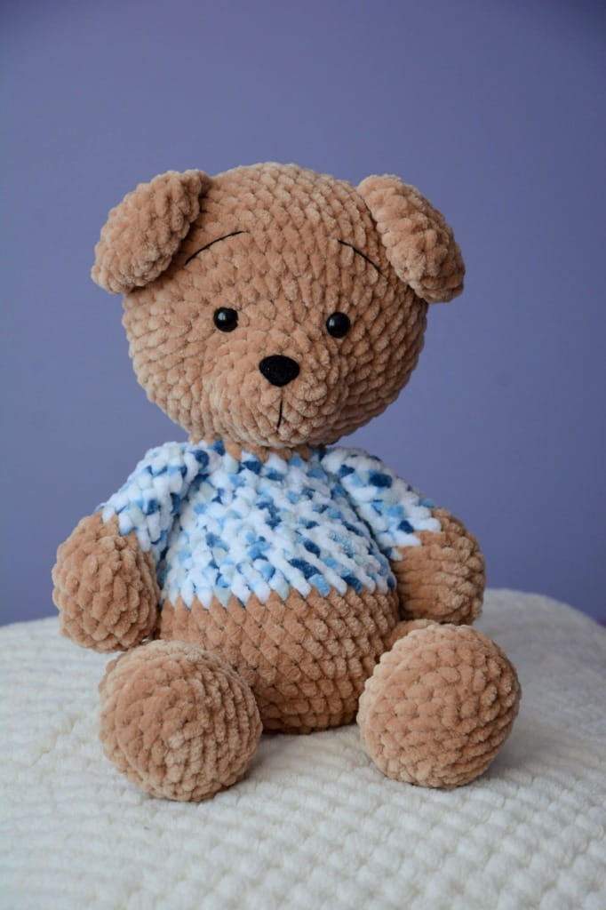 Miś chłopiec w sweterku handmade rękodzieło ręcznie zrobiony na szydełku_1
