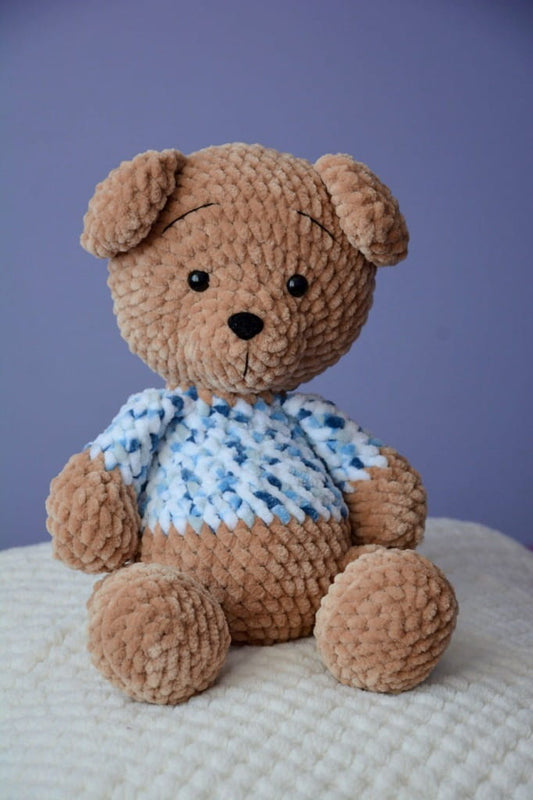 Miś chłopiec w sweterku handmade rękodzieło ręcznie zrobiony na szydełku_1