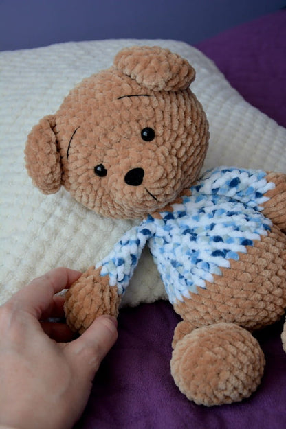 Miś chłopiec w sweterku handmade rękodzieło ręcznie zrobiony na szydełku_4