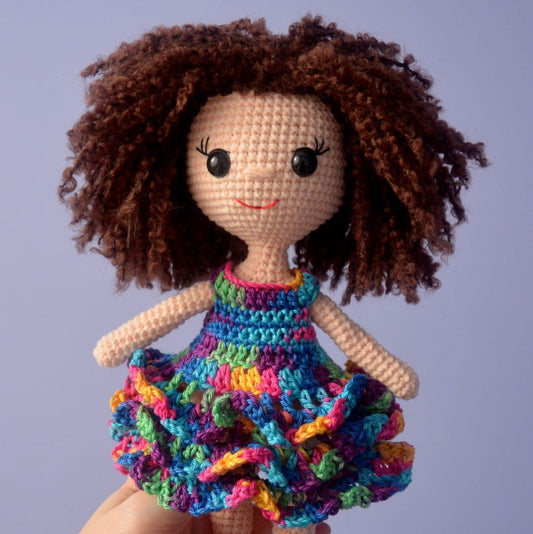 Lalka brunetka w wielokolorowej sukience_1