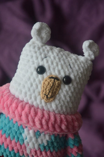 Biały miś w kolorowym sweterku_2