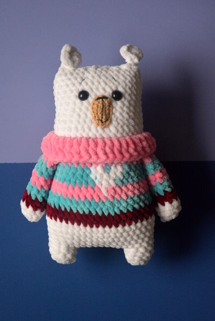 Biały miś w kolorowym sweterku_1