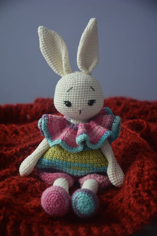 Kremowy króliczek zajączek w kolorowym ubranku_1