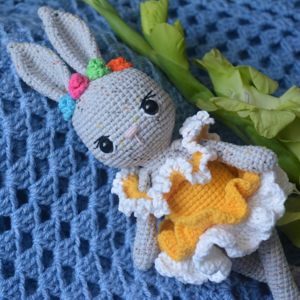 Szary króliczek zajączek baletnica w żółtej sukience_1