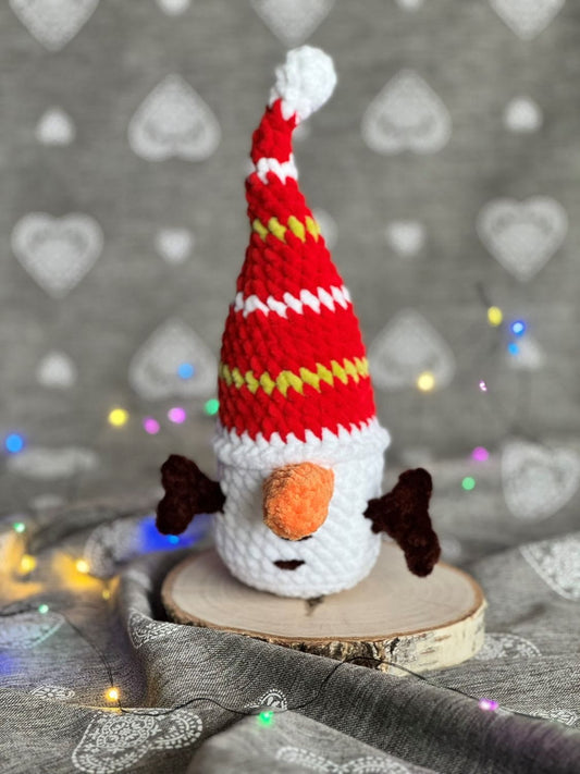 Skrzat bałwan w czerwonej czapce w paski_1