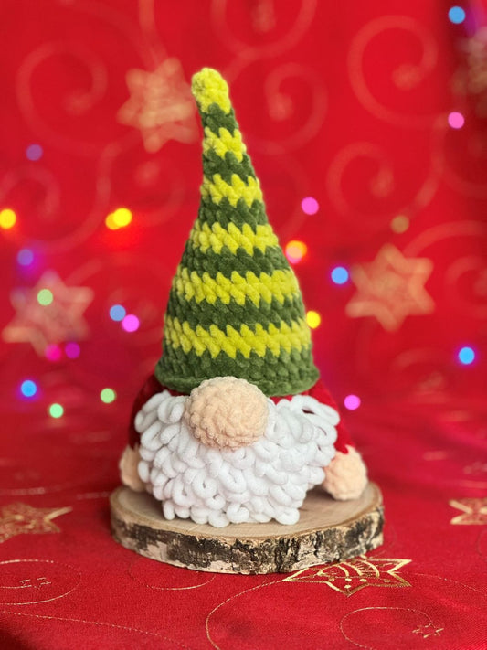 Skrzat w zielonej czapce w paski_1