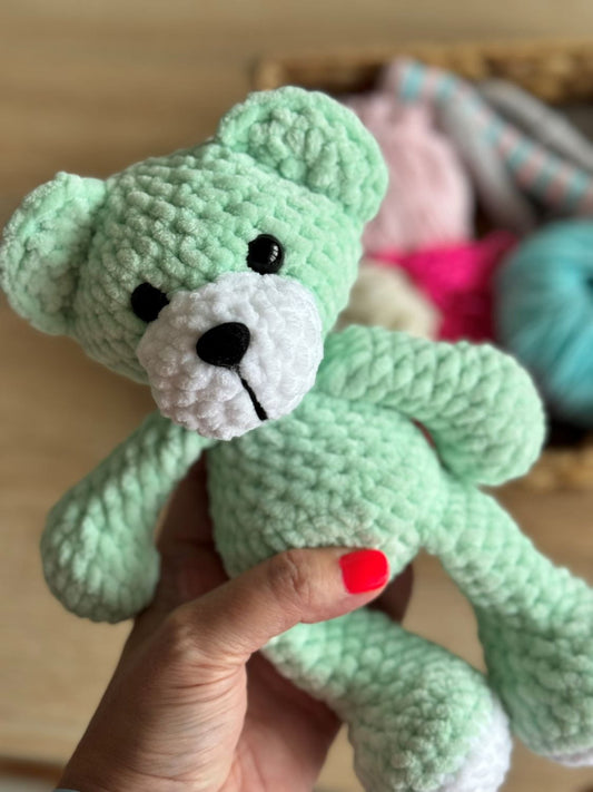 Mały, zielony miś szydełkowy_1