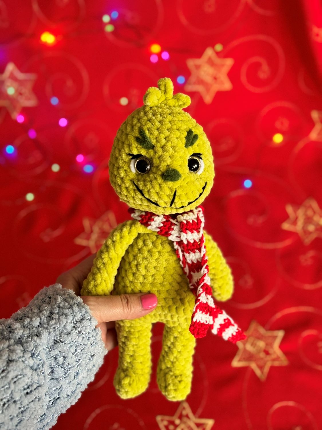 Zielony Grinch w pasiastym szaliku biało-czerwonym_3