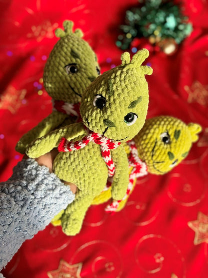 Zielony Grinch w pasiastym szaliku biało-czerwonym_5