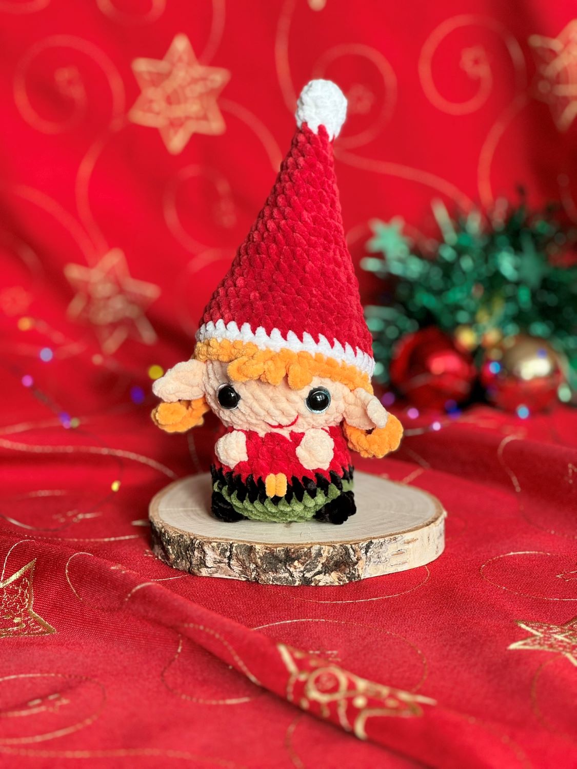 Świąteczny elf dziewczynka w czerwonej czapce_1