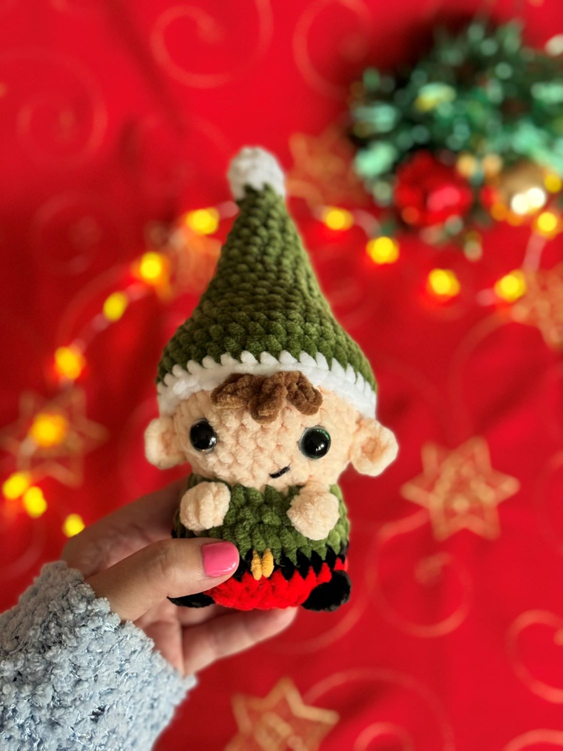 Świąteczny elf w zielonej czapce_2