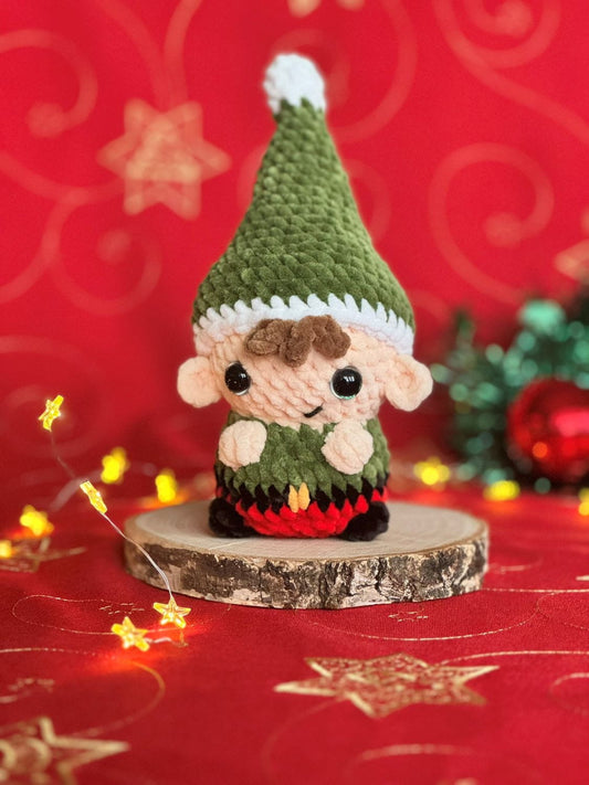 Świąteczny elf w zielonej czapce_1