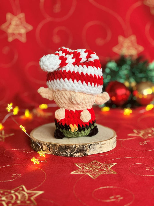 Świąteczny elf ukryty pod czapką_1