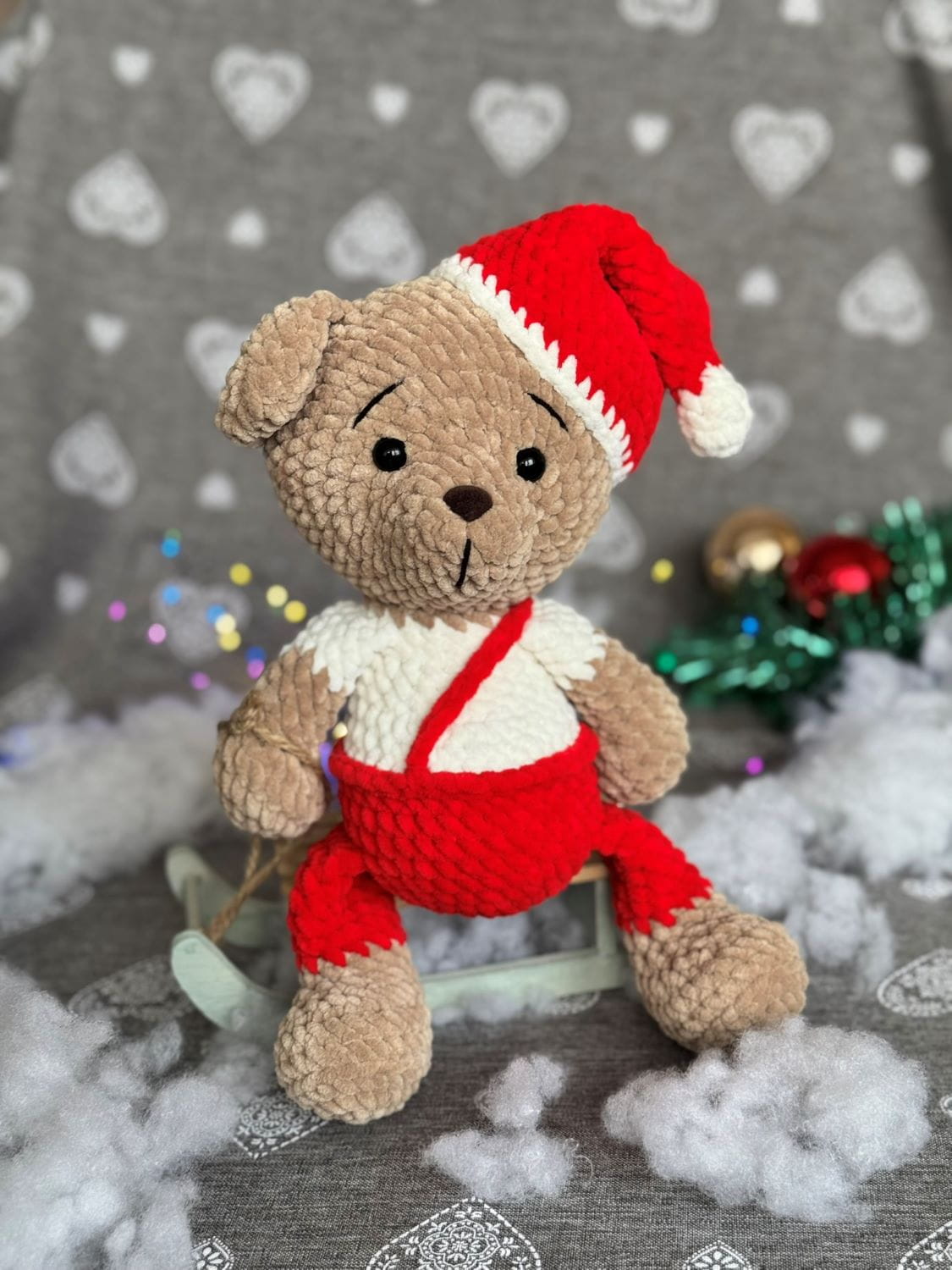 Miś Mikołaj w czerwonych spodenkach i czerwonej czapce_1