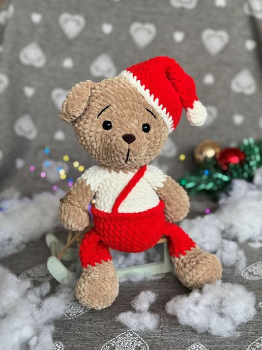 Miś Mikołaj w czerwonych spodenkach i czerwonej czapce_1