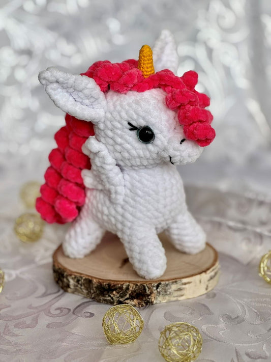 Biały jednorożec z ciemnoróżową grzywą_1