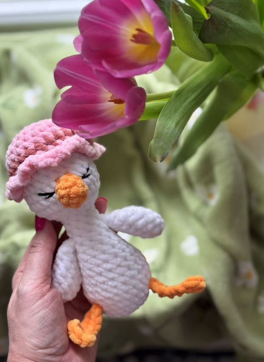 Biała gąska pluszowa w różowym kapelusiku_1