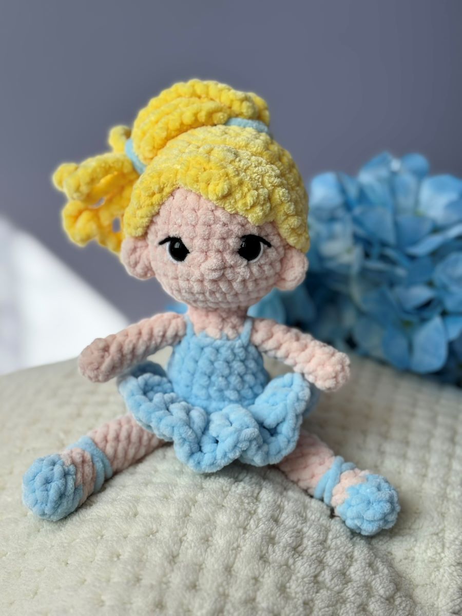 Baletnica lalka blondynka w niebieskiej sukience z pluszowej włóczki_1