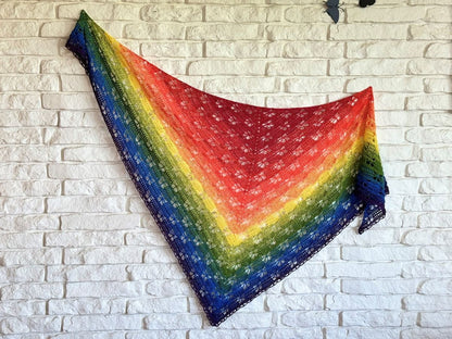 Chusta szydełkowa trójkątna w kolorach tęczy_2