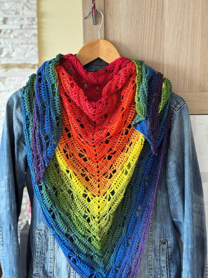 Chusta szydełkowa trójkątna w kolorach tęczy_5