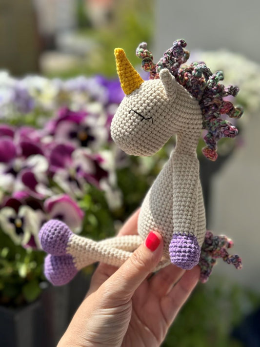 Kremowy jednorożec z kolorową grzywą_1