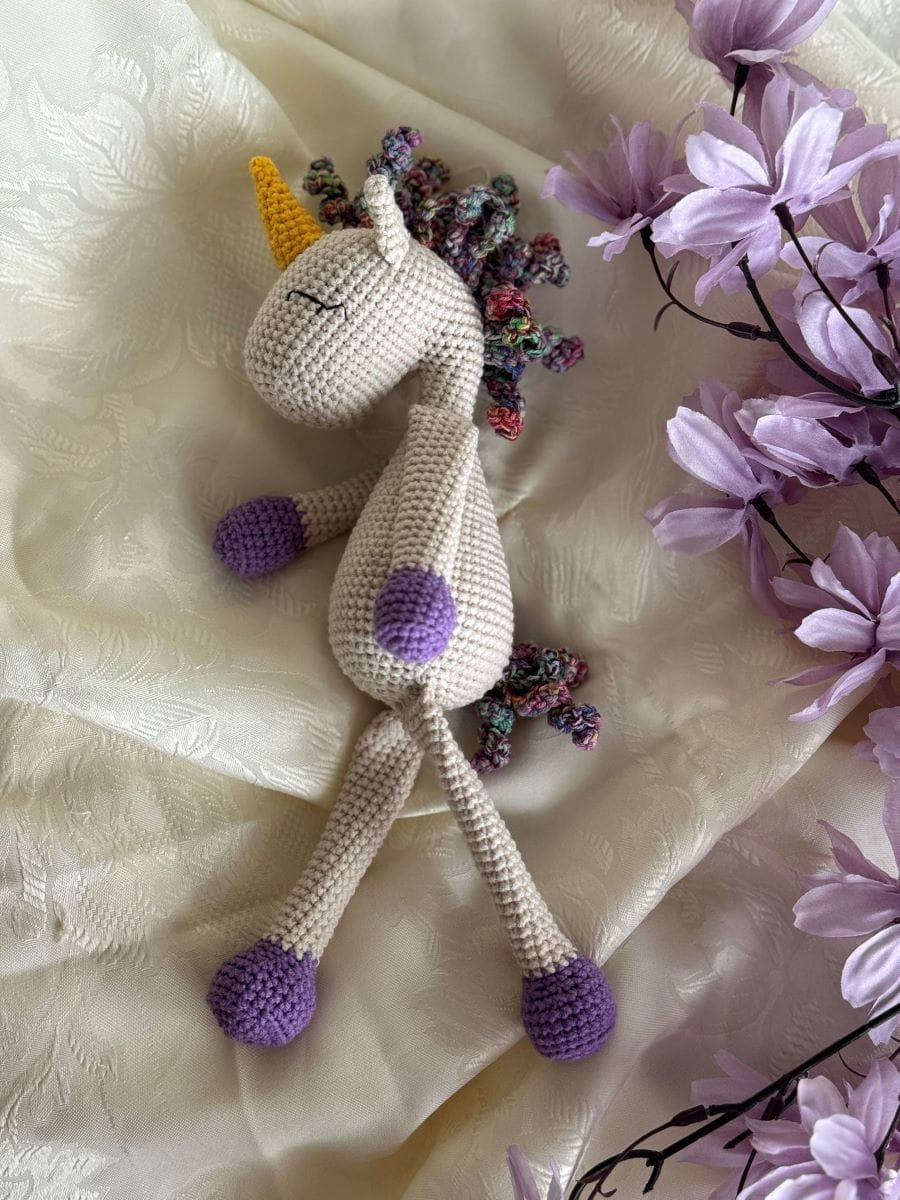 Kremowy jednorożec z kolorową grzywą_2