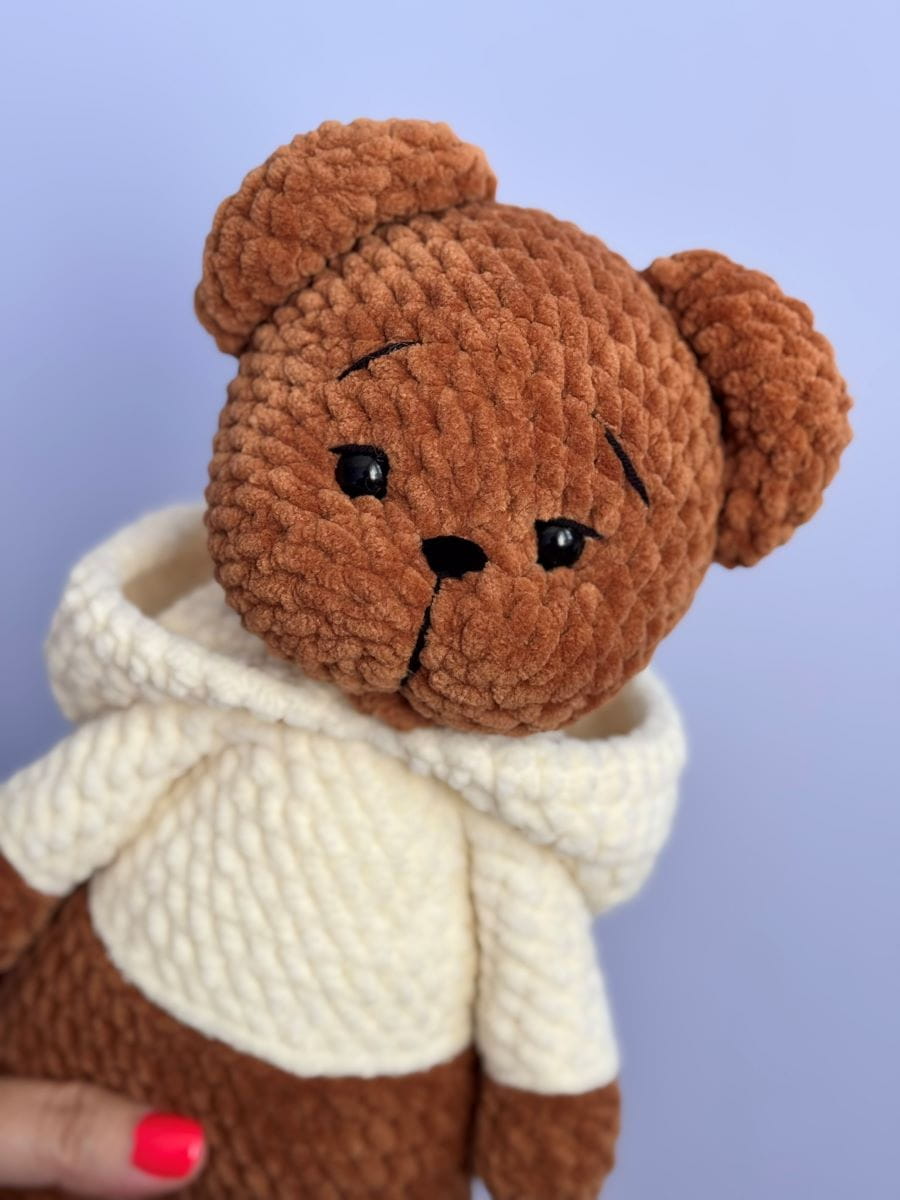 Brązowy miś w kremowej bluzie z kapturem_1