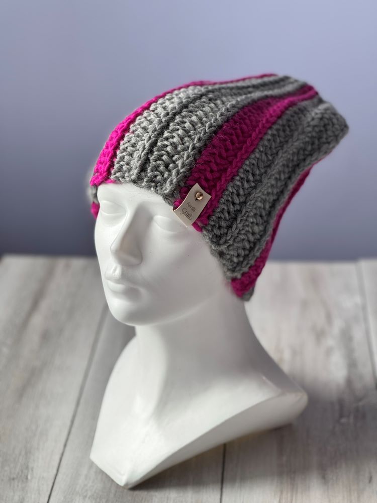 Czapka handmade na szydełku – szaro-różowa 2