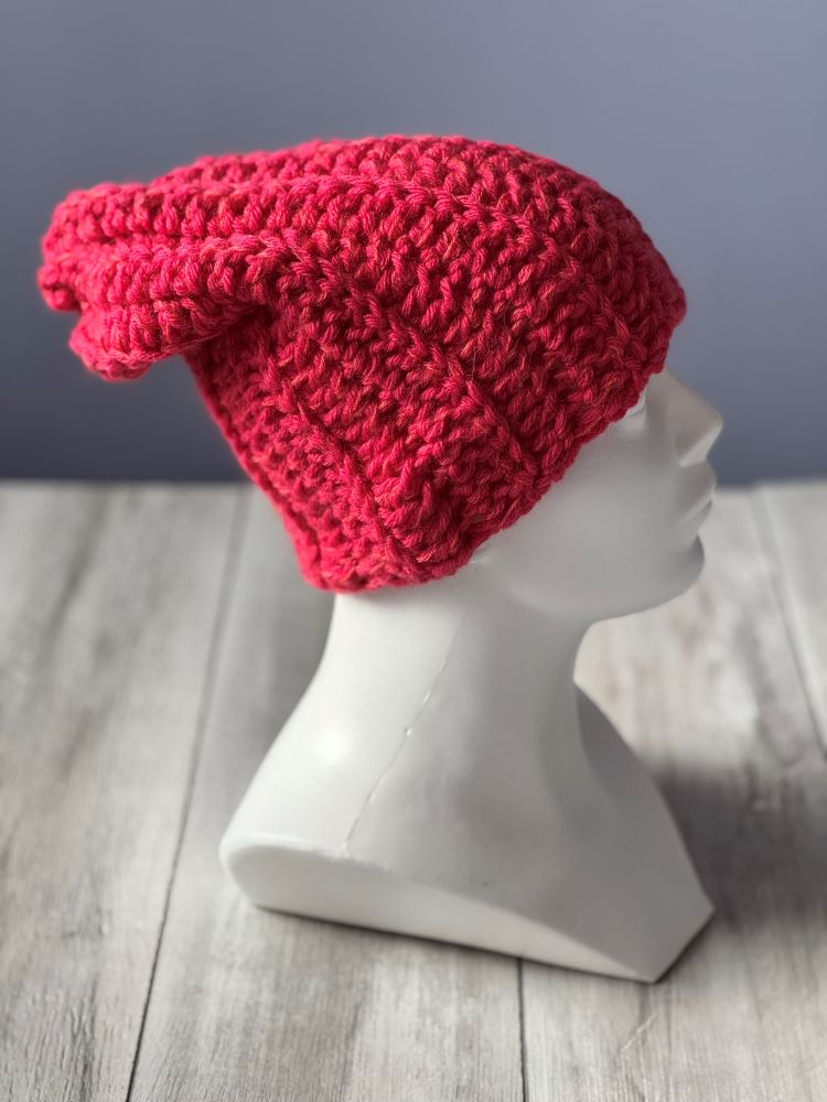 Czapka handmade na szydełku – malinowy róż 1