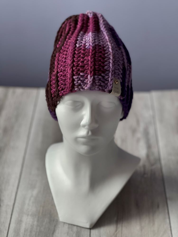 Czapka handmade na szydełku – fioletowo-różowa z akcentami brązu 2