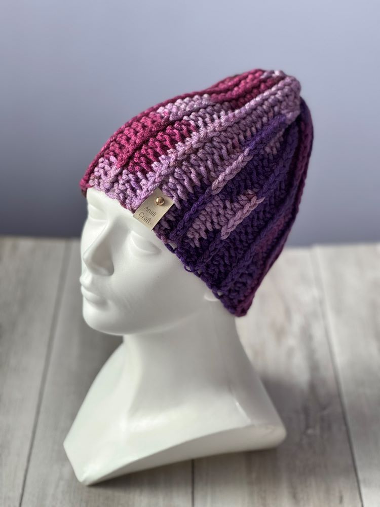 Czapka handmade na szydełku – fioletowo-różowa z akcentami brązu 3