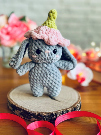 Królik szydełkowy „Tulipanek” – ręcznie wykonana maskotka amigurumi