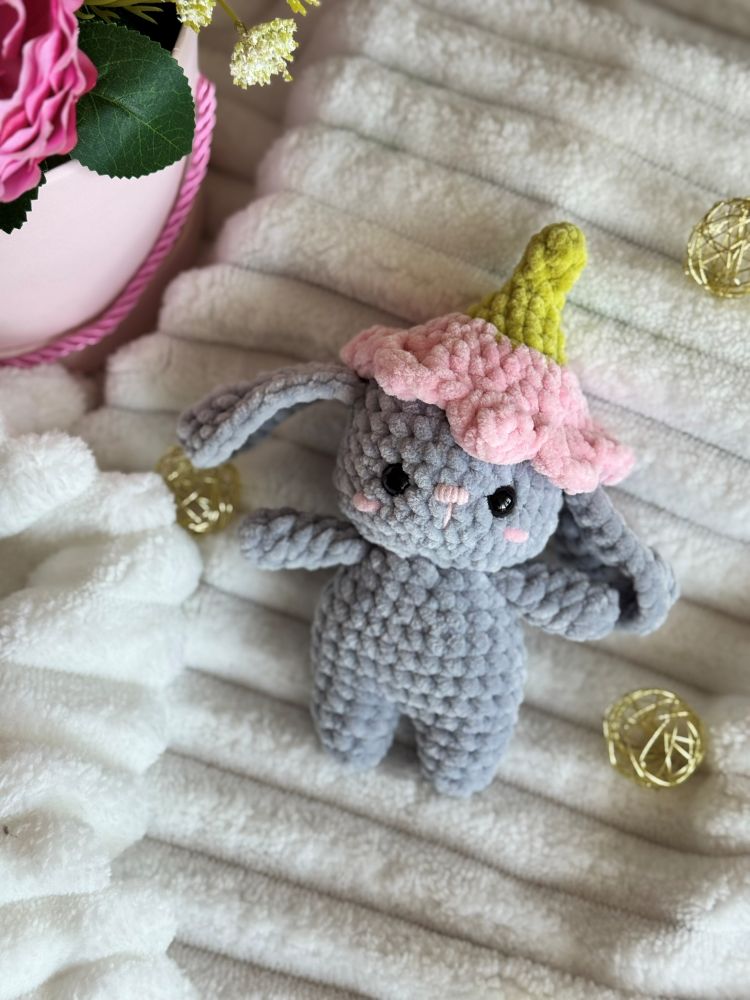 Królik szydełkowy „Tulipanek” – ręcznie wykonana maskotka amigurumi