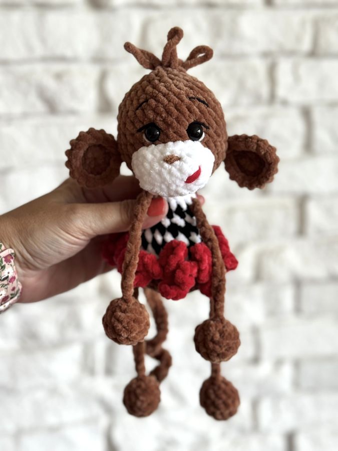 Szydełkowa Małpka Baletnica w paski – ręcznie wykonana przytulanka